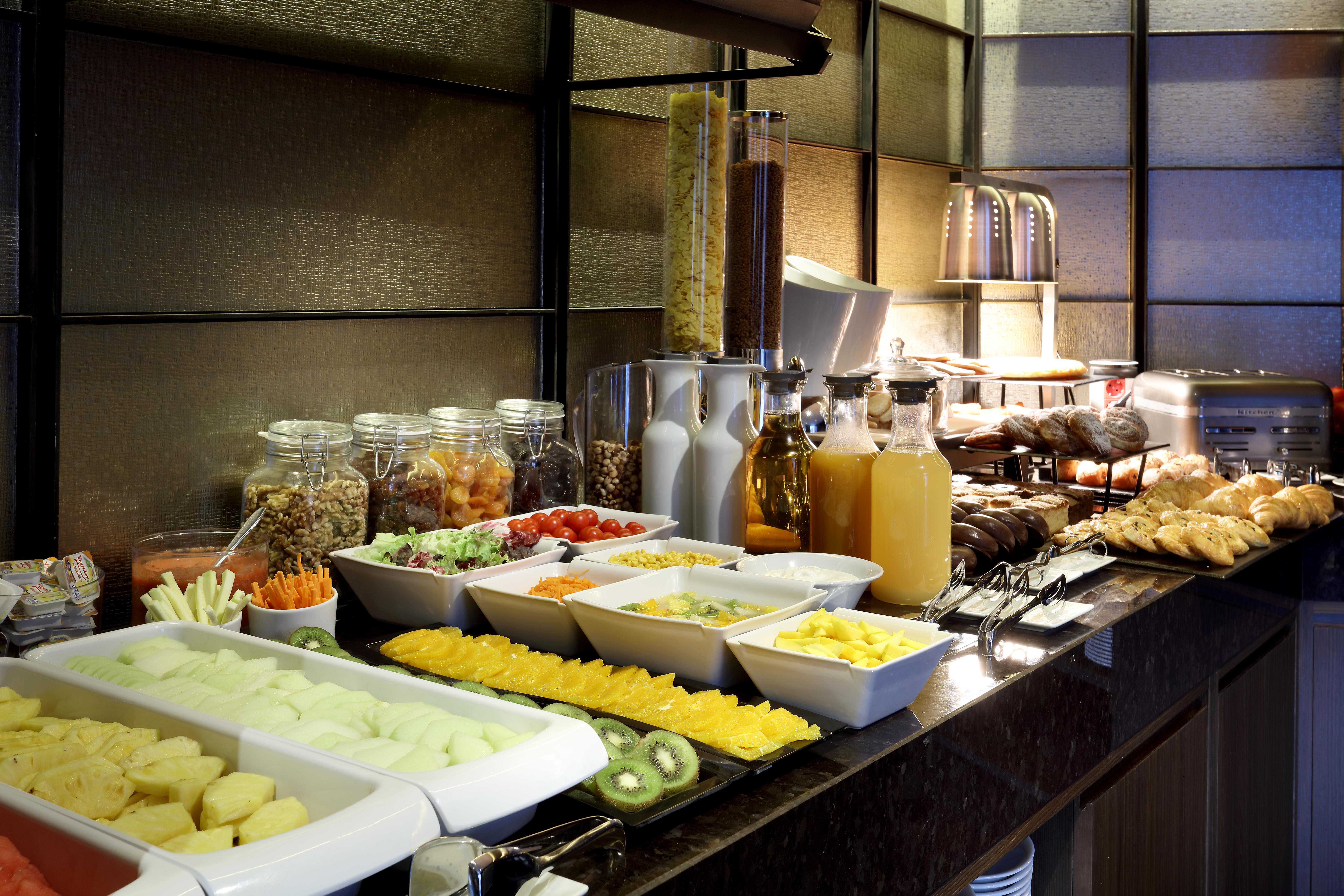 Aurea Washington Irving By Eurostars Hotel Company Гранада Экстерьер фото A fruit salad bar