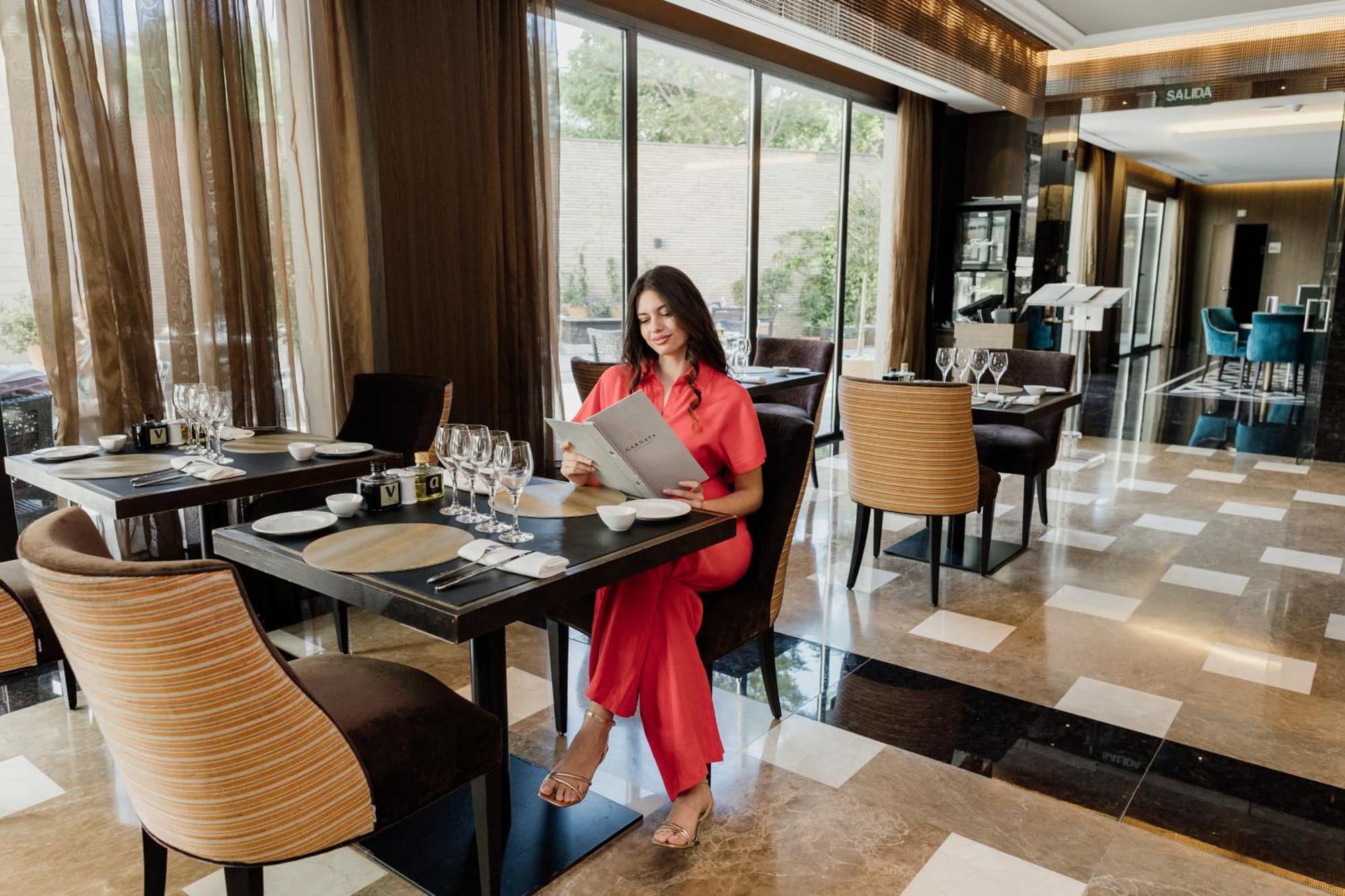 Aurea Washington Irving By Eurostars Hotel Company Гранада Экстерьер фото A woman dining at a restaurant